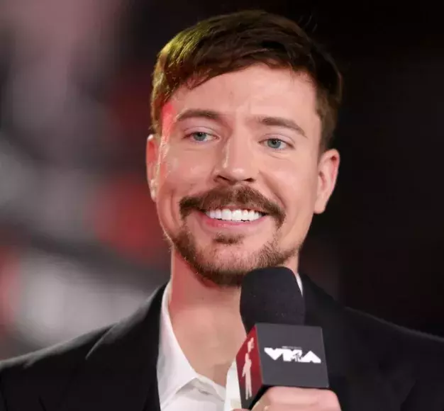 O MrBeast χαμογελά καθώς ανοίγει το Beast Land στη Σαουδική Αραβία