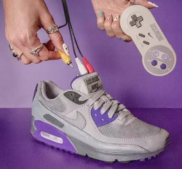 Η λειτουγική ρετρό κονσόλα που βρίσκεται μέσα σε παπούτσια NIKE Air Max 90