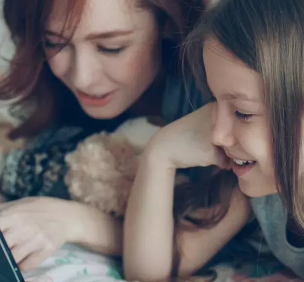 Μία μητέρα και μία κόρη ασχολούνται με το νέο tablet που αγόρασαν τα Χριστούγεννα από τον ΓΕΡΜΑΝΟ