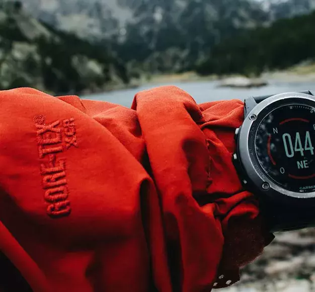 Ένας ορειβάτης κοιτά το smartwatch του κατά τη διάρκεια μίας εκδρομής στο βουνό