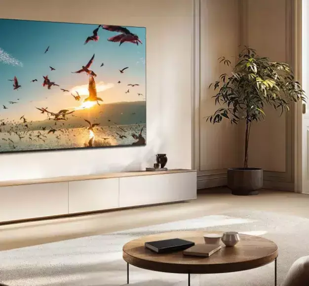 Μία τηλεόραση της TCL σε ένα σαλόνι