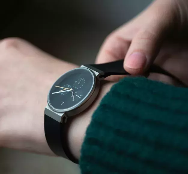 Ένας μαθητής φορά αναλογικό ρολόι στον καρπό του