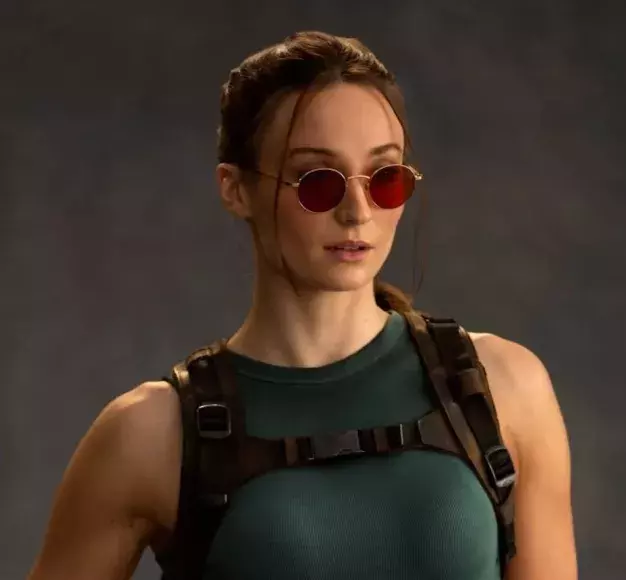 Η Sophie Turner ποζάρει ως Lara Croft