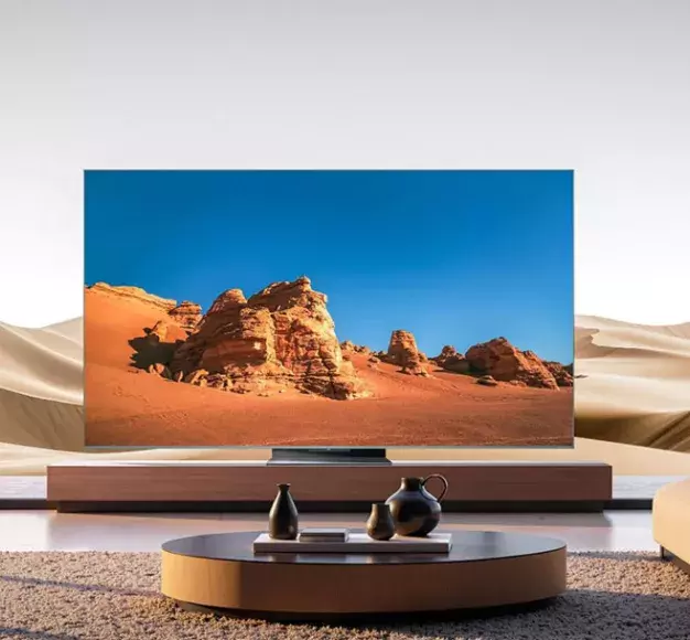 Μία τηλεόραση QD-Mini LED της TCL σε ένα φωτεινό σαλόνι