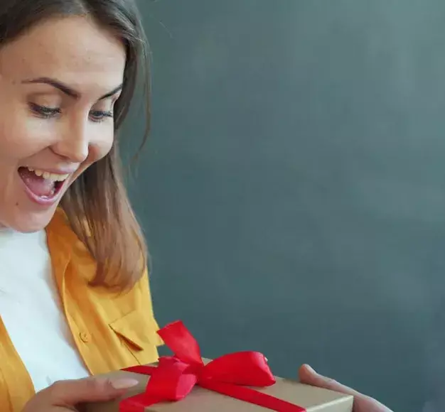 Μία γυναίκα δέχεται το δώρο της από τον σύντροφό της