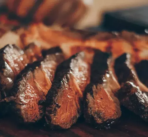 Μια μπριζόλα έχει ψηθεί τέλεια στο BBQ