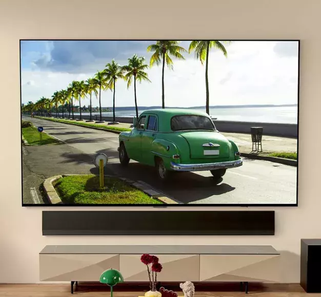 Μία τηλεόραση OLED της LG σε ένα σαλόνι