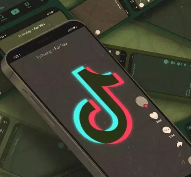 Η Ευρωπαϊκή Επιτροπή βάζει στο στόχαστρο τον αλγόριθμο του TikTok