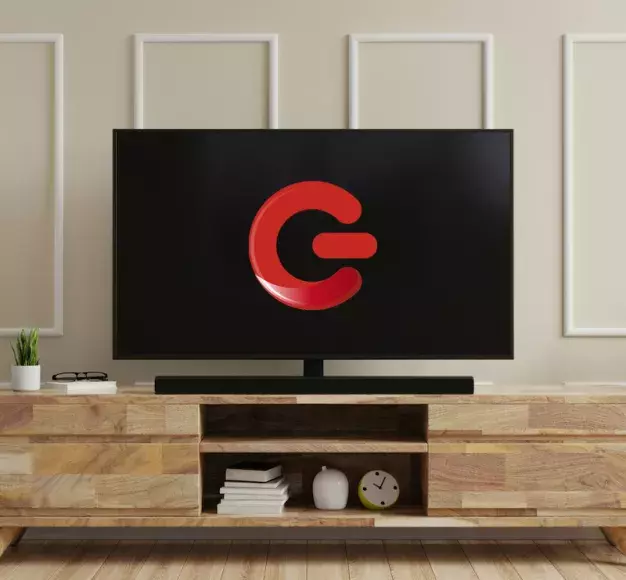 Μία τηλεόραση κυριαρχεί σε ένα σαλόνι