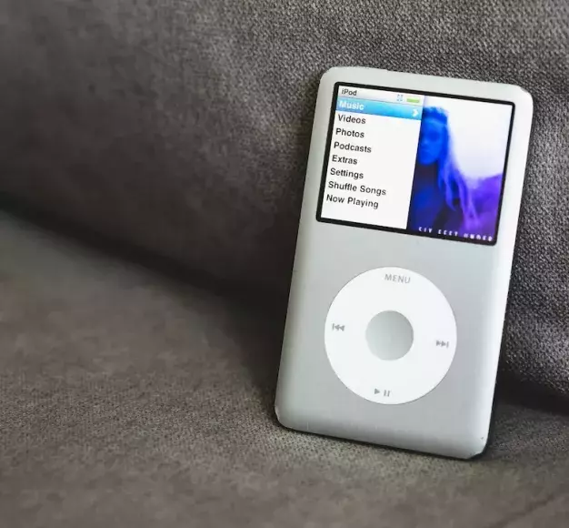 Vintage tech αντί smartphone επιλέγουν ολοένα περισσότεροι νέοι κουρασμένοι από την ψηφιακή υπερφ...