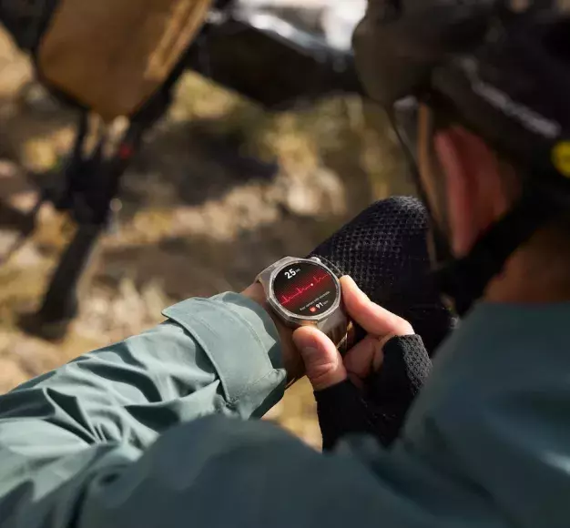 Ποδηλάτης ελέγχει το smartwatch του με ένδειξη καρδιακού ρυθμού.