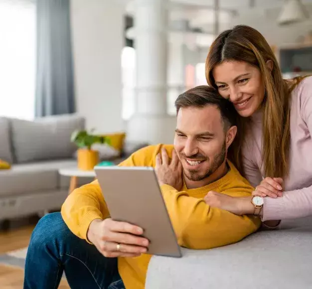 Ένα χαρούμενο ζευγάρι με tablet