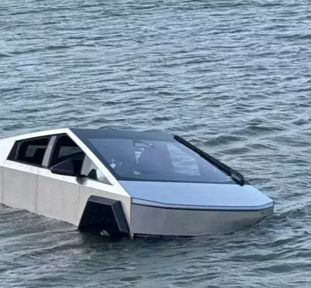 Το TESLA Cybertruck δεν είναι βάρκα και το απέδειξε με τον χειρότερο τρόπο