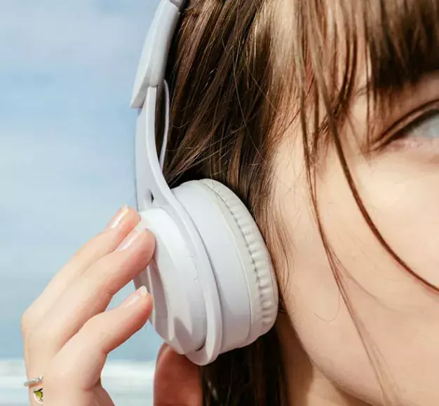 Headphones ή earbuds; Ο οδηγός που θα σε βοηθήσει να επιλέξεις σωστά