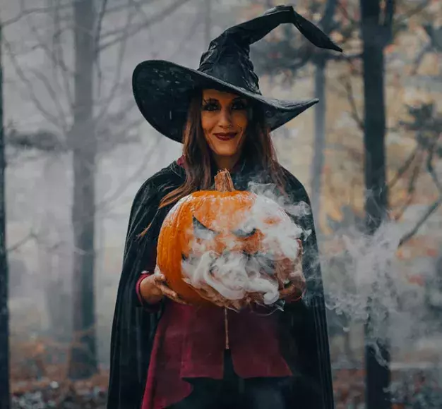 Πέντε στολές για το Halloween και τα gadgets που τις απογειώνουν